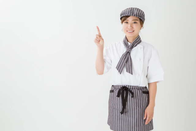 指さす女性