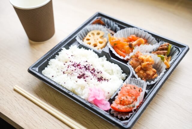 仕出し弁当と飲み物